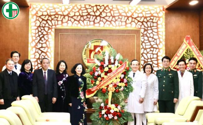 Thường trực Ban Bí thư, Trưởng ban Tổ chức Trung ương Trương Thị Mai tới thăm, chúc mừng Bệnh viện Trung ương Quân đội 108 nhân ngày 27/2